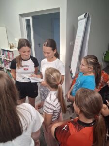 dziewczynka czyta zadanie do wykonania