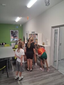 dzieci szukają wskazówek wśród książek