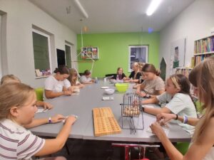 uczestnicy grają w bingo