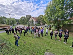 zdjęcie uczestników podczas spaceru po folwarku