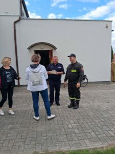 pani dyrektor dziękuje strażakom
