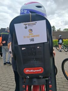 zdjęcie fotelika rowerowego z numerem startowym