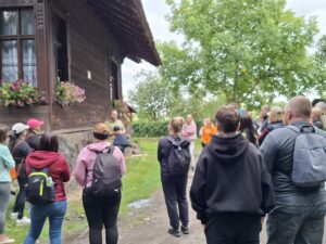 zdjęcie uczestników podczas spaceru po folwarku