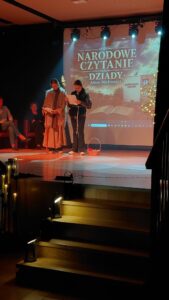 dwie dziewczynki czytają tekst