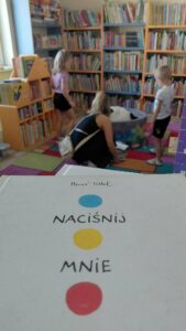 zdjęcie dzieci bawiących się w kulkach