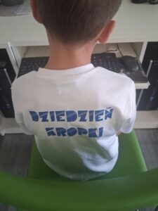 chłopiec w koszulce dzień kropki gra na komputerze